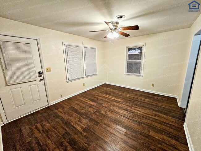 Photo - 702 Couch St