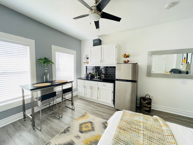 Building Photo - 744 Beacon Ave Unit 514