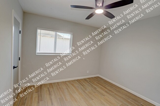 Photo - 4733 E 18th St