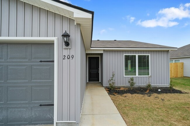 Photo - 209 Clear Creek Dr