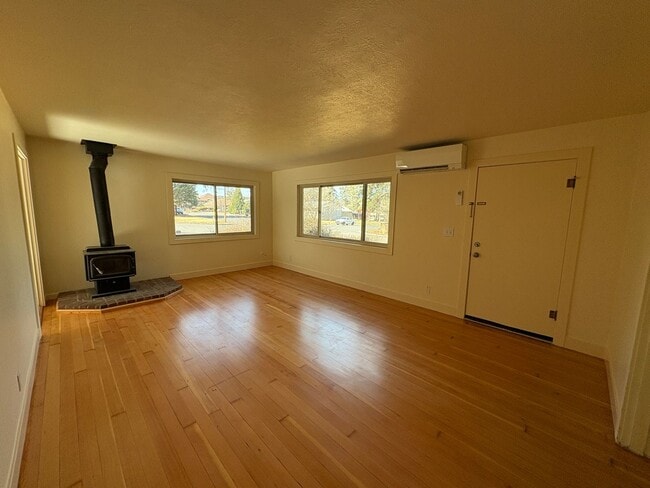 Photo - COZY 2&nbsp;BEDROOM, 1 BATH SINGLE FAMILY HOME LOCATED IN SOUGHT AFTER ORCHARD DISTRICT