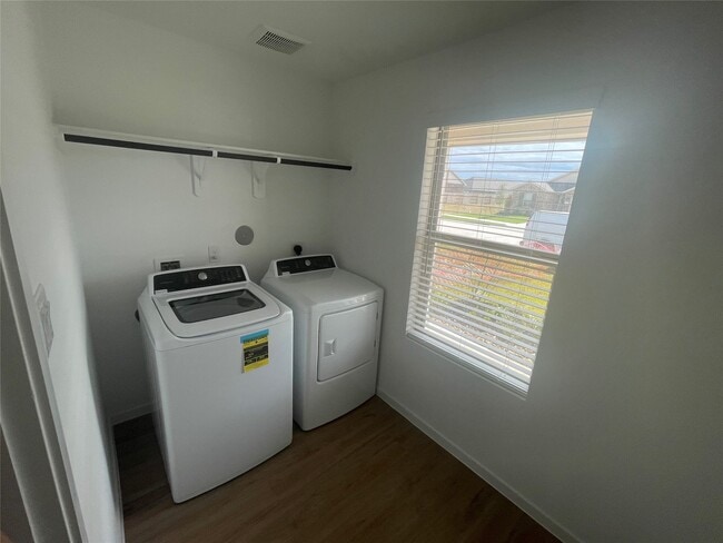 Photo - 827 Rosewood Trl