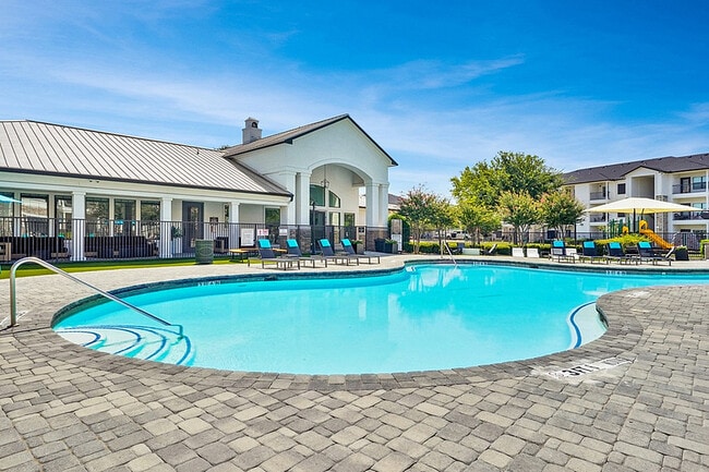Resort Style Pool - Birchstone Northlake Rental