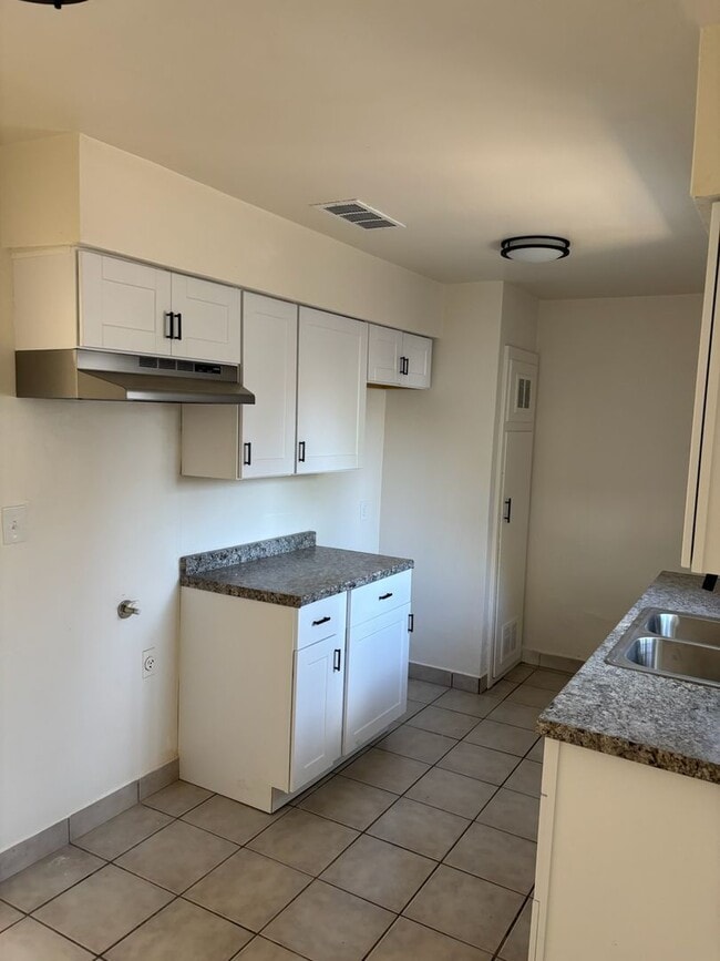 Photo - 605 El Tejon Ave Unit B