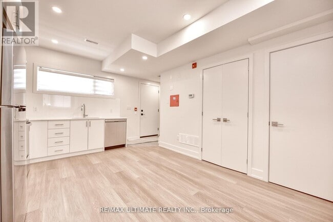 Photo - 385 McRoberts Ave