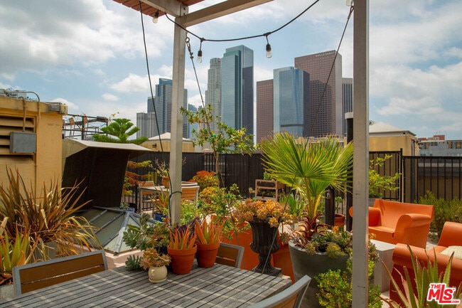 Photo - 108 W 2nd St Unidad 311