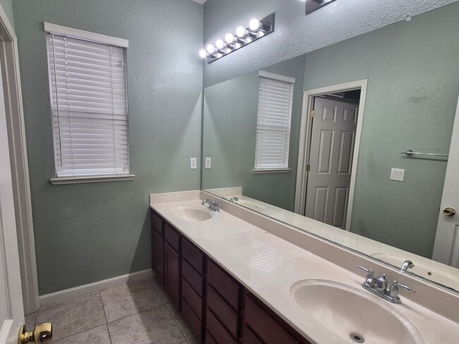 Photo - Beautiful 4 bedroom 3 bath home