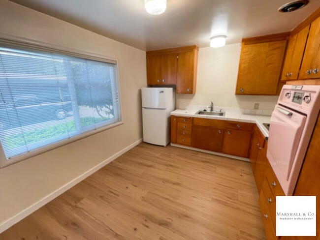 Building Photo - NEW LISTING! Walk 1 Block To Downtown! LG. 1 BR/1BA, Hdwd Flrs,Big Walk-In Closet!