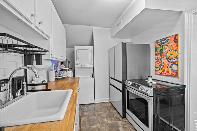 Photo - Downtown Townhouse Available 1 Nov 25!