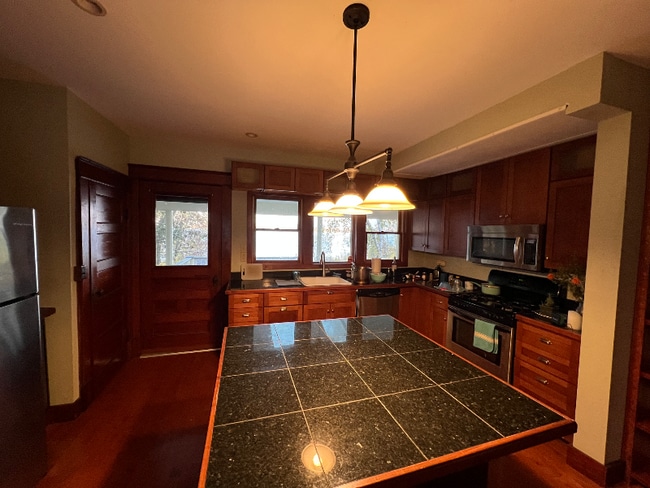 Photo - 2260 Lake Shore Rd