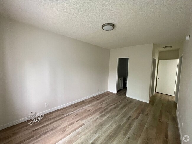 Building Photo - 13115 Oxnard St Rental