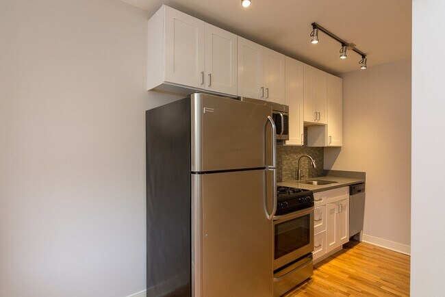 Building Photo - 557 W Arlington Pl Unit A08C Rental