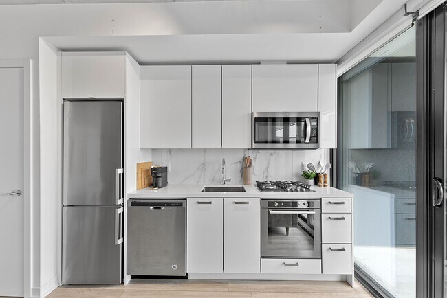 Photo - 458 Richmond St W