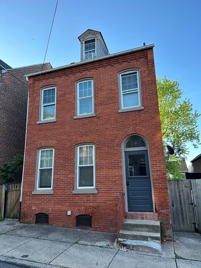 Building Photo - 538 W Vine St Unit 2