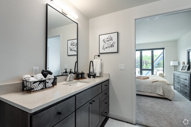 2BR, 2BA - 1,040SF