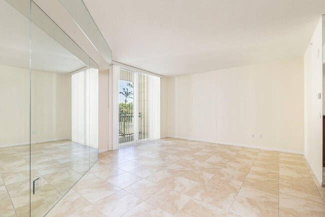 Building Photo - 403 S Sapodilla Ave Unit 203 Rental