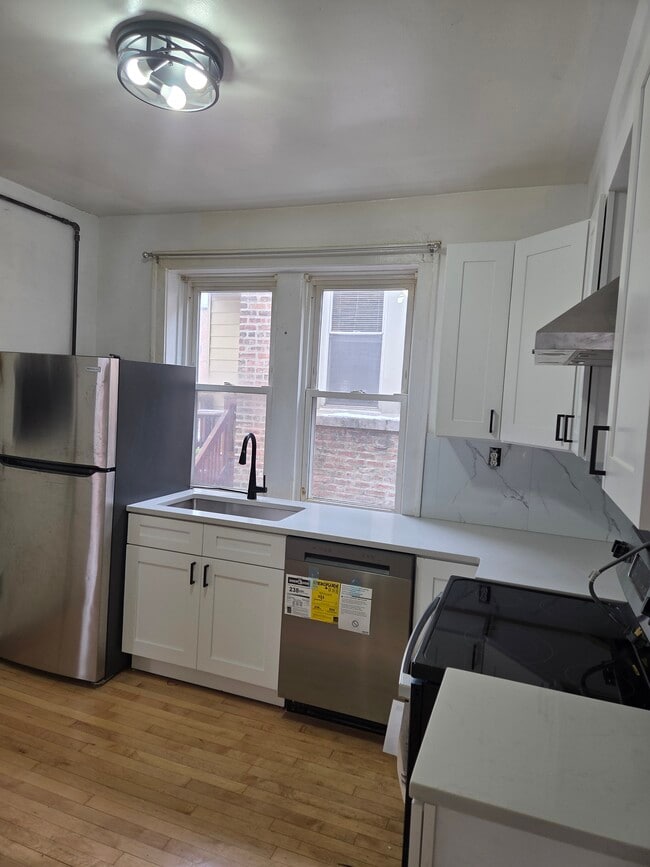 Building Photo - 6433 N Hamilton Ave Unit 3