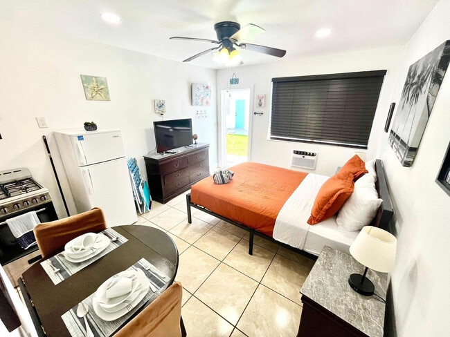 Building Photo - 338 Van Buren St