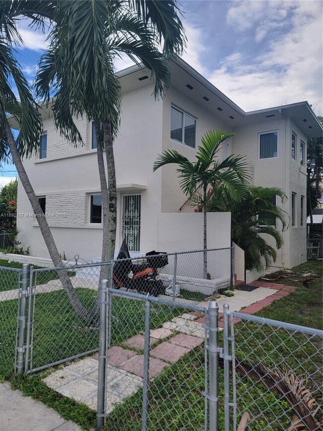 Building Photo - 2452 SW 5th St Unit 2452