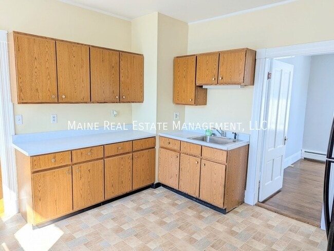 Building Photo - 22 E Summer St Unit 2 Rental