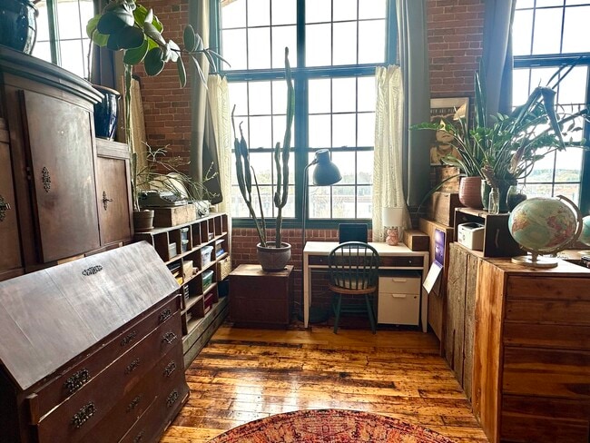 Building Photo - 1 Westinghouse Plz Unit Sun-filledhistoricloft