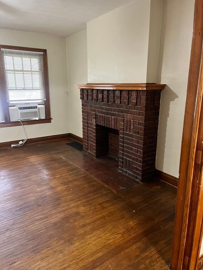 Building Photo - 2902-2904-2904 N High St Unit 2902