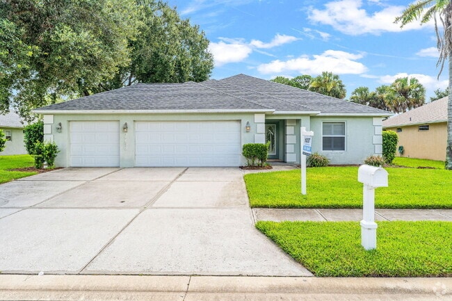 Building Photo - Scenic Comfort Awaits: Spacious 3-Bed, 2-B... Rental