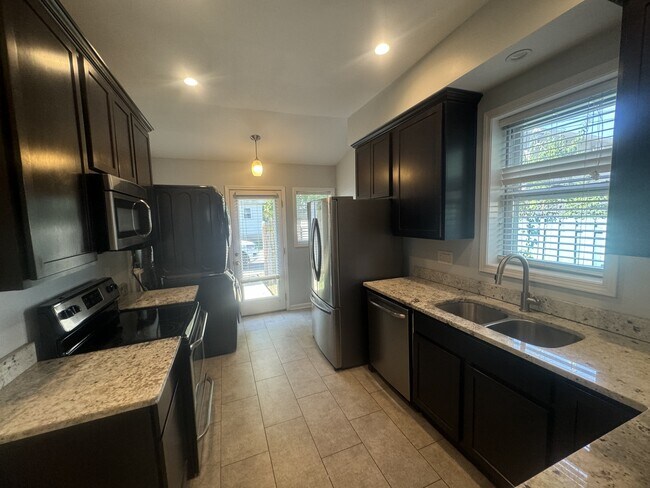 Photo - 412 E 9th St