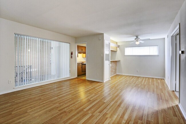 Building Photo - 3703 Roseland St Unit 04 Rental