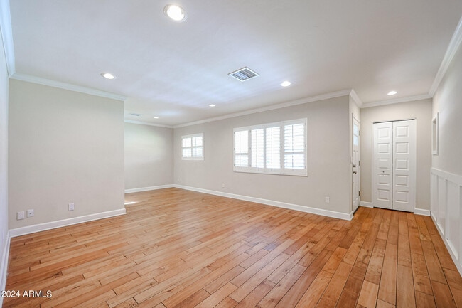 Photo - 327 E Keim Dr