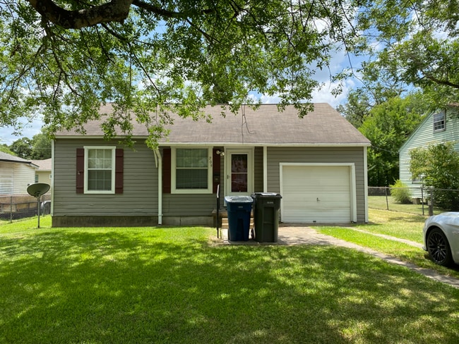 Building Photo - 205 Chambers St