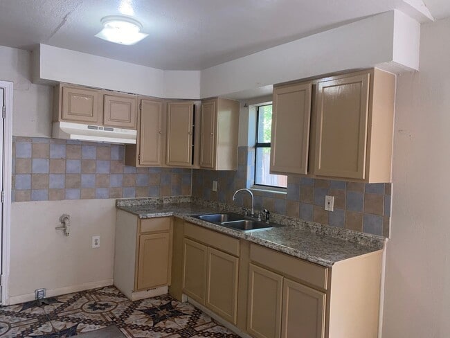 Building Photo - Near Downtown and PORT SA, BOEING CENTER T... Rental