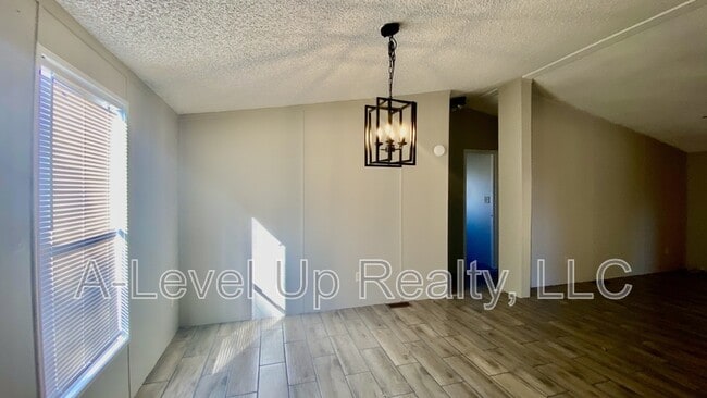 Photo - 307 W Lee St