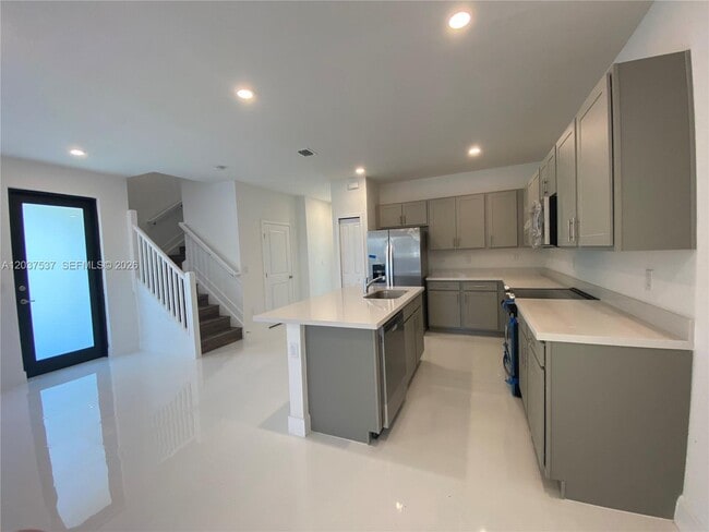 Building Photo - 2402 SW 145th Pl