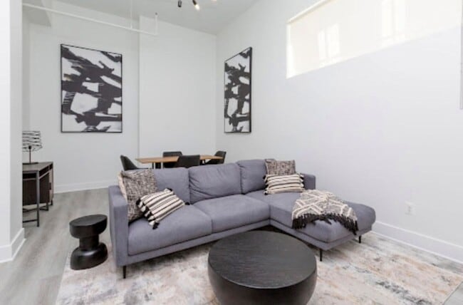 Photo - 300 Cathedral St