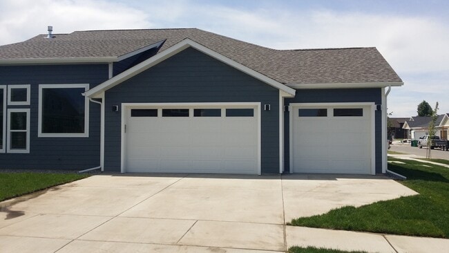 Large 3 Bed 2 Bath Home with 3 Car Garage - Large 3 Bed 2 Bath Home with 3 Car Garage