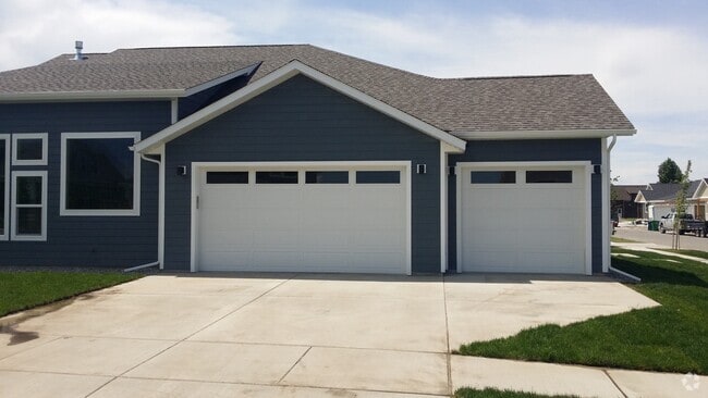 Building Photo - Large 3 Bed 2 Bath Home with 3 Car Garage