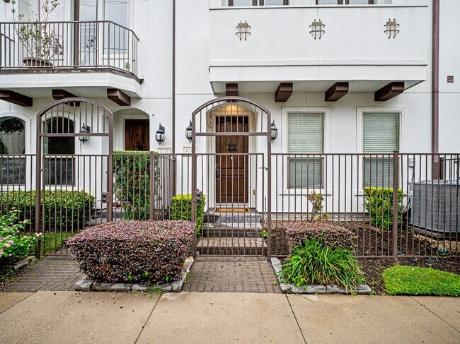 Photo - 4230 Dickson St