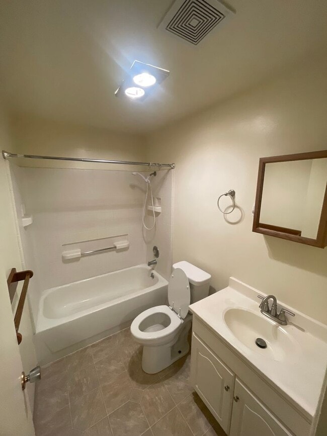 Photo - Large 2 Bedroom over looking the Golf Course! Unidad #2