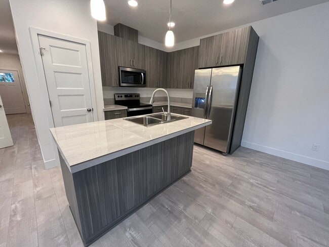Photo - 1550 E 3rd St Unidad B