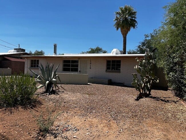 Building Photo - 2 Bedroom Single Family -Central Tucson