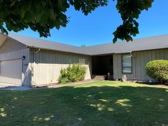 Building Photo - 3 Bedroom 2 Bath single family home