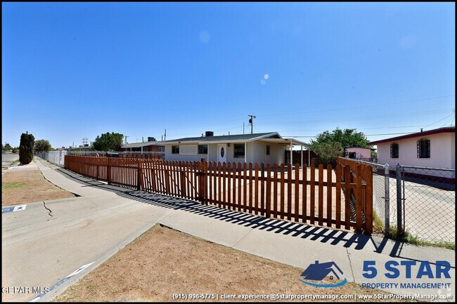 Building Photo - 10324 Newport Dr Rental