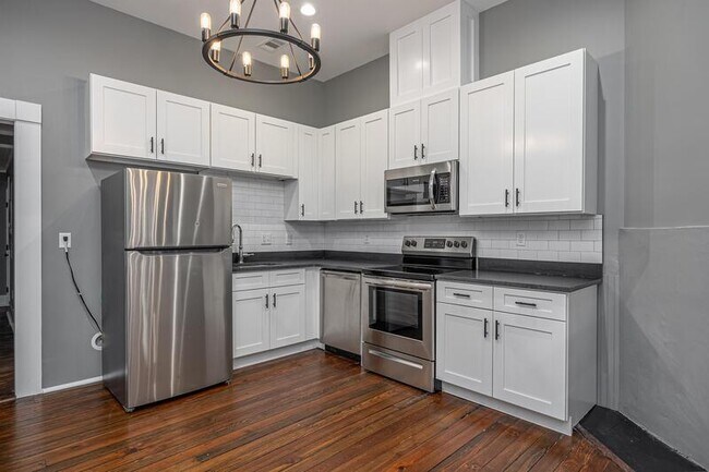 Photo - 505 W 38th St