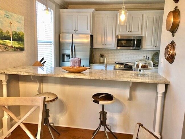 Photo - 3 bedroom, 3 Bath in Oxford, small fenced yard.