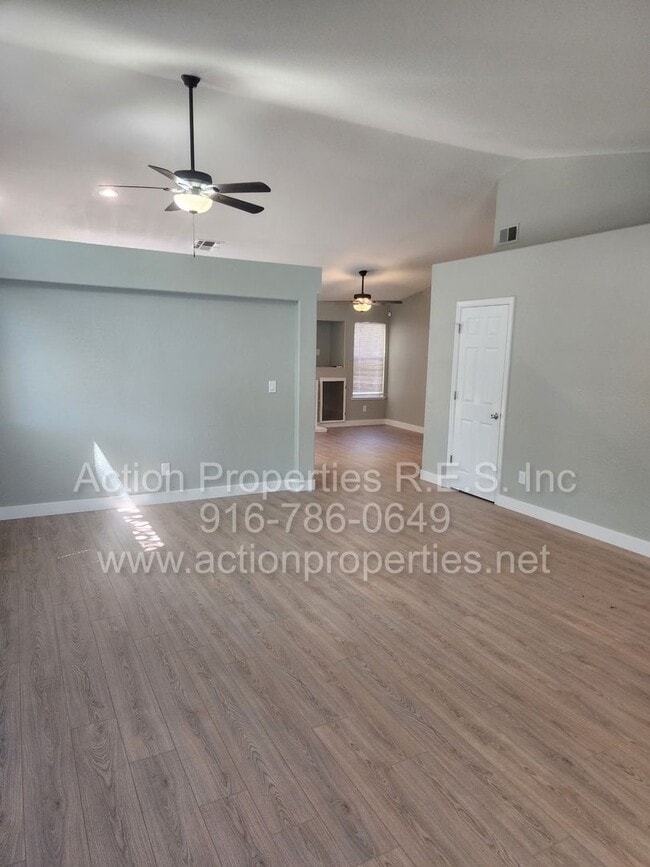 Photo - West Roseville 3 bedroom 2 bathroom 1406 sqft Three Car Garage Walking to Wood Creek High