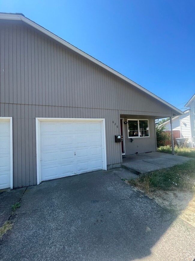 Building Photo - 828 SE 3rd Ave Unit 826 Rental