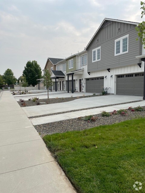 Building Photo - Townhomes at Union Square