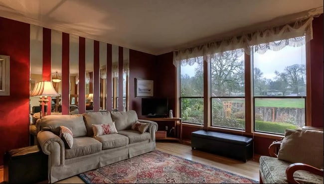 Photo - 4bd/3ba HUGE Home w/Hardwood Floors, Russi...