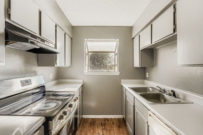 Photo - Room in Apartment on West Loop